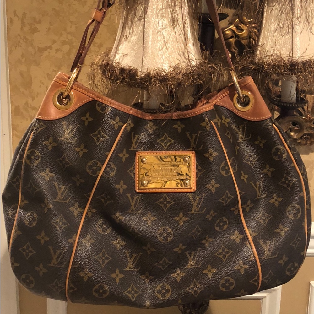 Louis Vuitton AUTHENTIC  used Galleria bag